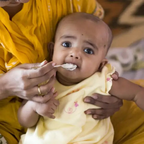 અન્નપ્રાશન સમારોહ - ઘન ખોરાક શરૂ કરતા પહેલા તમારે જે બાબતો જાણવાની જરૂર છે